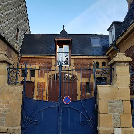 Appartement Atypique - 2 Chambres - Rue Calme Dans Centre Ville Sedan Exterior foto